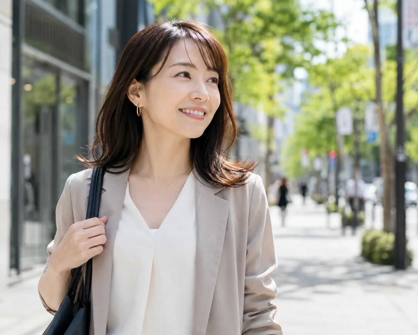 やわらかい光のなかで笑顔の女性